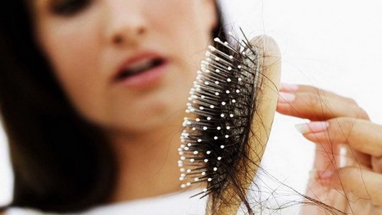 Сильно випадає волосся після пологів: що робити