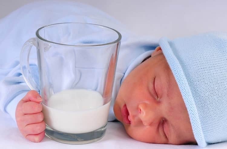 Бутылочки плачь. Непереносимость лактозы у новорожденных. Галактоземия у новорожденных. Непереносимость лактозы у грудничков фото. Новорожденный с молоком.
