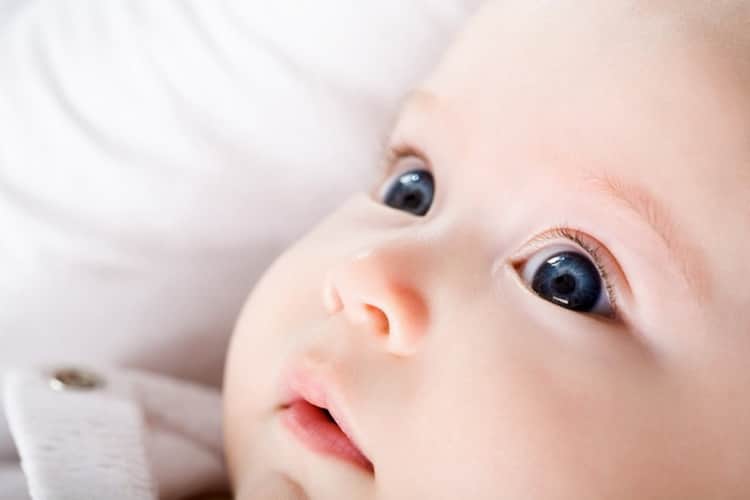 Колір очей у новонароджених дітей: коли змінюється