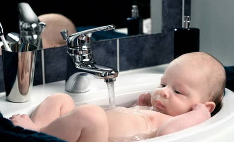 Подмылась холодной. Ребенок в раковине. Подмывание ребенка в раковине. Раковина для подмывания младенцев. Кран для подмывания младенцев.