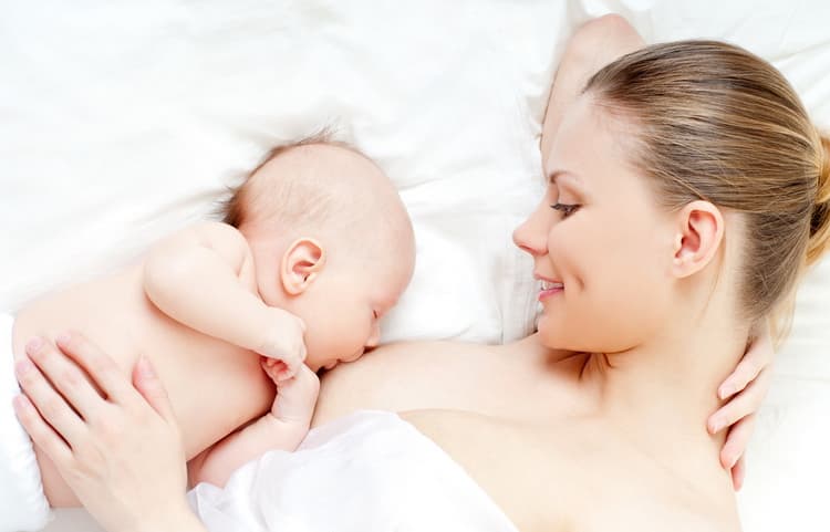 Як правильно годувати немовля грудним молоком