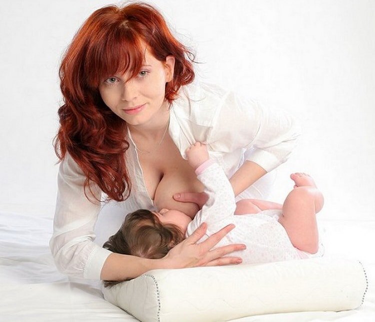 Як правильно годувати немовля грудним молоком