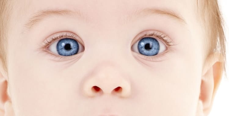Чому гноїться очей у новонародженого