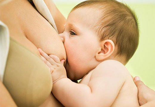 Причини блювоти у новонародженої дитини після годування: сумішшю, грудним молоков