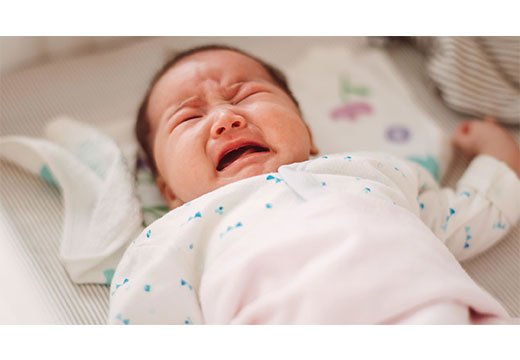 Причини блювоти у новонародженої дитини після годування: сумішшю, грудним молоков