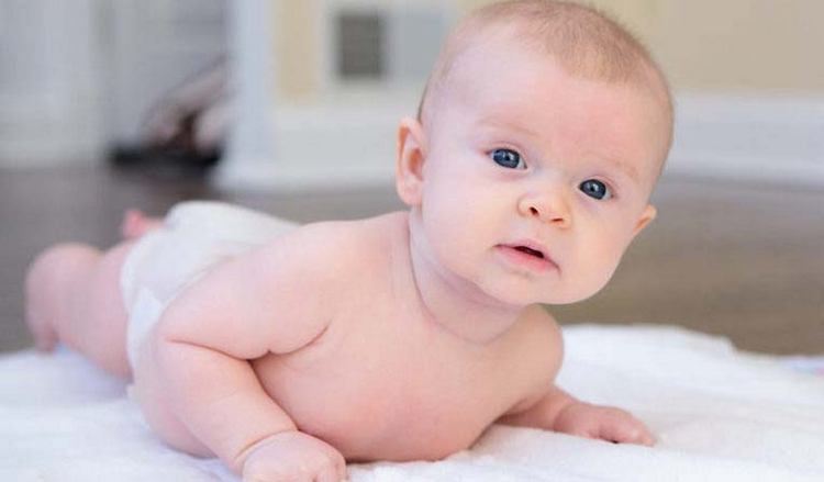 Дитина в 2 місяці: розвиток, що вміє