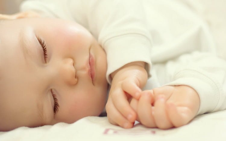 Скільки дитина в 4 місяці має в нормі спати