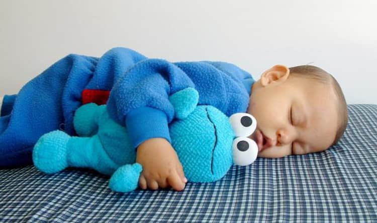 Скільки дитина в 5 місяців має в нормі спати