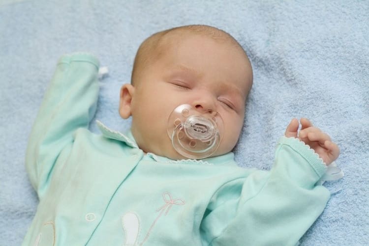 Скільки спить дитина в 1 місяць