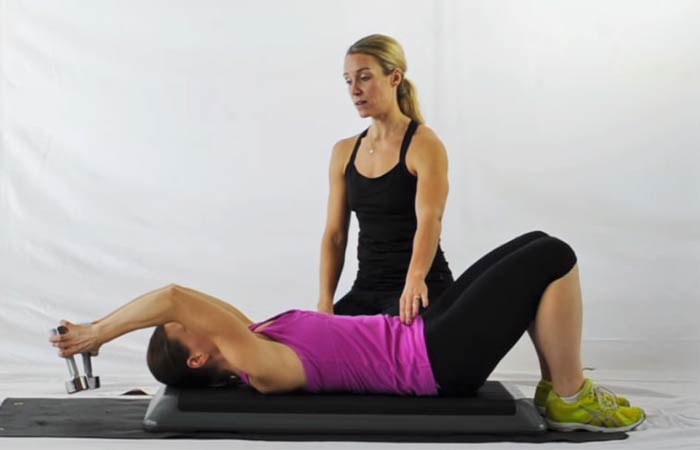 15 вправ від складок на спині, допоможуть прибрати жир в нижній частині спини жінці в домашніх умовах