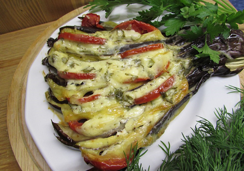 Баклажани віялом запечені в духовці з помідорами і сиром фото домашній рецепт