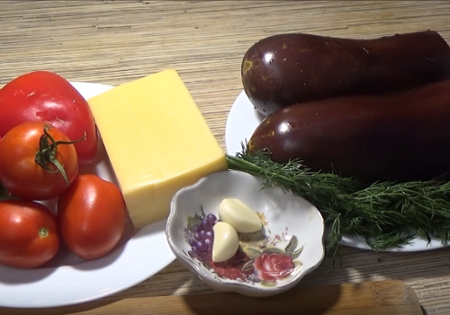 Баклажани віялом запечені в духовці з помідорами і сиром фото домашній рецепт