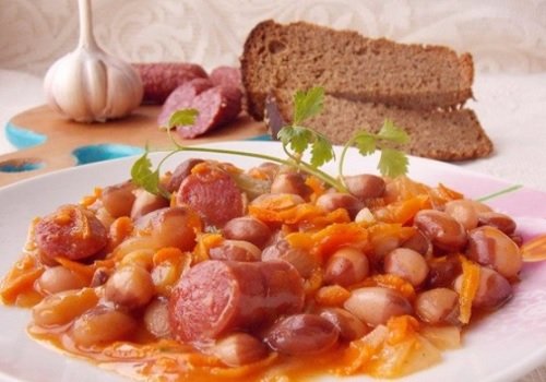 Квасоля з мисливськими ковбасками в томатному соусі на сковороді рецепт з фото