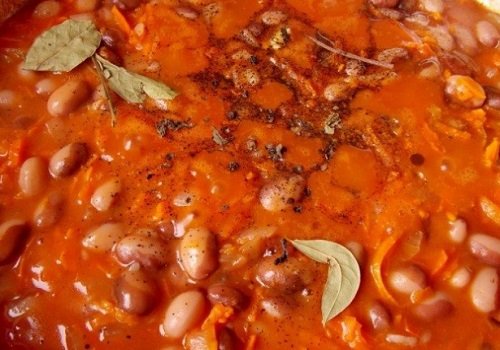 Квасоля з мисливськими ковбасками в томатному соусі на сковороді рецепт з фото