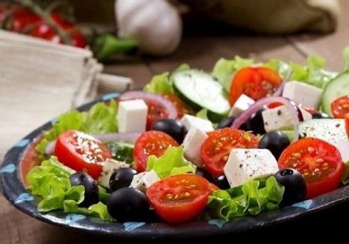 Грецький салат з моцарелою покроковий рецепт з фото