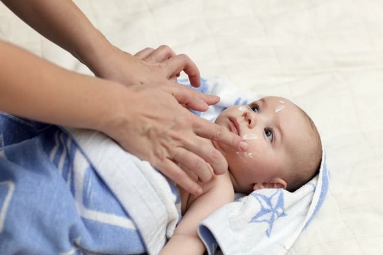 Як купати новонародженого дитини у ванночці