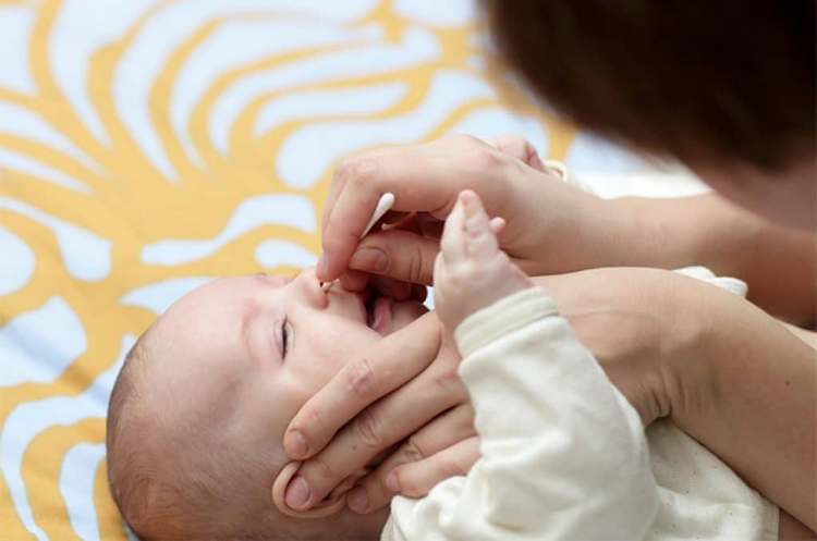 Як правильно чистити носик новонародженій дитині
