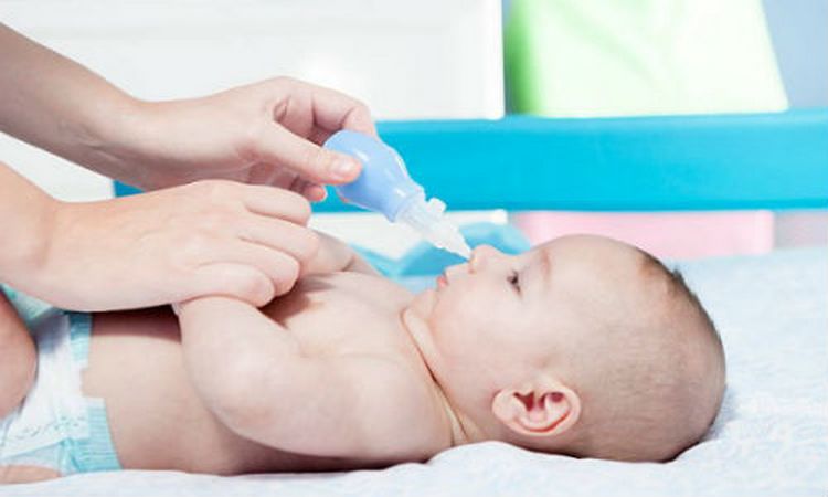 Як правильно чистити носик новонародженій дитині