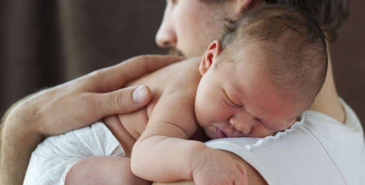 Як правильно тримати новонароджену дитину