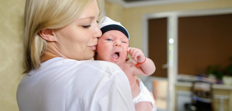 Як правильно тримати новонароджену дитину