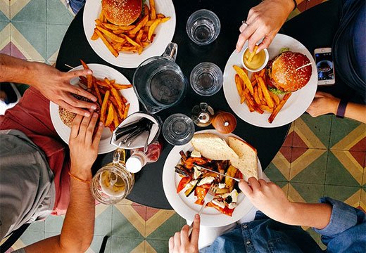 Які продукти не можна їсти при запорах у дорослих: список провокують продуктів