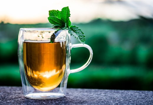 Який чай пити при отруєнні: чорний, зелений або травяний