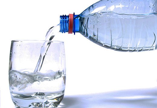 Яку воду пити при запорах: сольову, мінеральну, изюмную