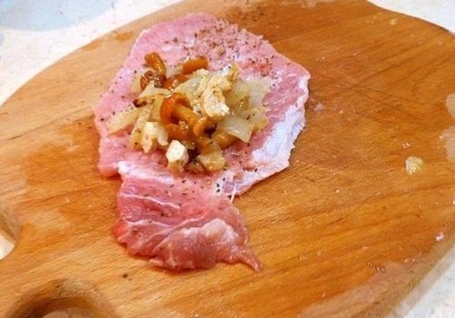 Мясні рулетики з свинини з начинкою з грибів в духовці рецепти з фото