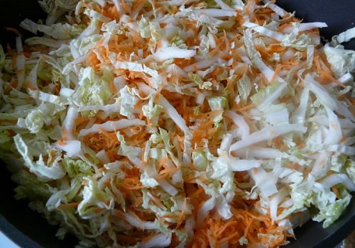 Пиріжки з пекінською капустою на дріжджах рецепт з фото простий і смачний