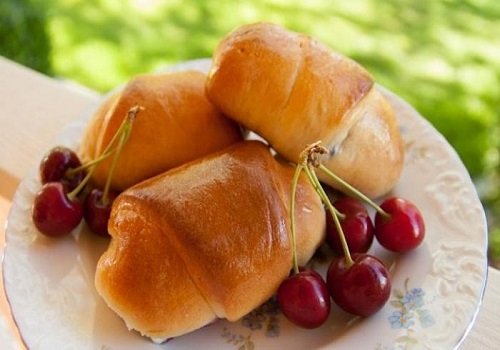 Пиріжки з вишнею з дріжджового тіста в духовці рецепт з фото покроково