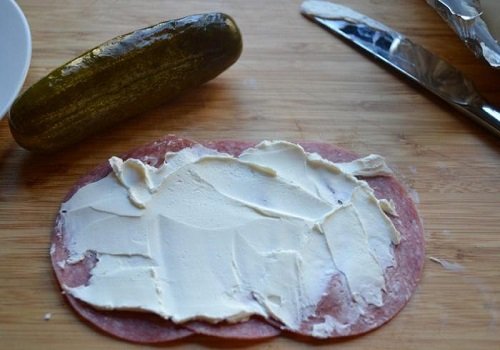 Роли з ковбасою і огірком по російськи в домашніх умовах рецепт фото