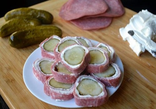 Роли з ковбасою і огірком по російськи в домашніх умовах рецепт фото