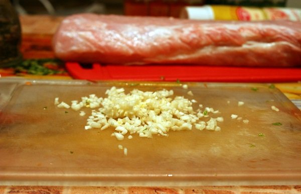 Рулет в духовці: ТОП 6 покрокових рецептів страв з мясом, куркою, фаршем, яйцями, у фользі + ФОТО