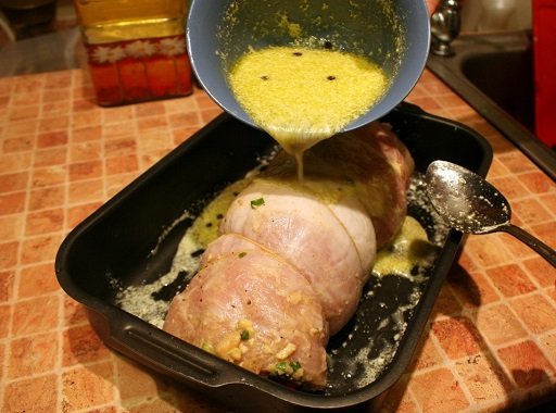 Рулет в духовці: ТОП 6 покрокових рецептів страв з мясом, куркою, фаршем, яйцями, у фользі + ФОТО