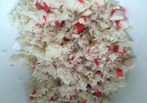 Салат з крабових паличок з рисом і кукурудзою і огірком покроковий рецепт з фото