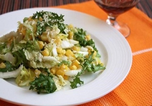 Салат з кукурудзою консервованої і пекінською капустою простий рецепт з кунжутом