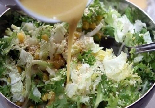 Салат з кукурудзою консервованої і пекінською капустою простий рецепт з кунжутом