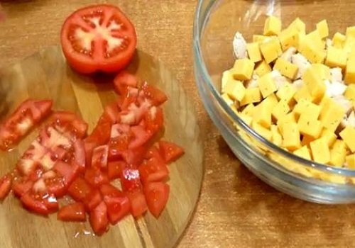 Салат з куркою і квасолею і сухариками домашній рецепт з фото покроково