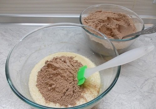 Шоколадні капкейки з вишнею покроковий домашній рецепт з фото