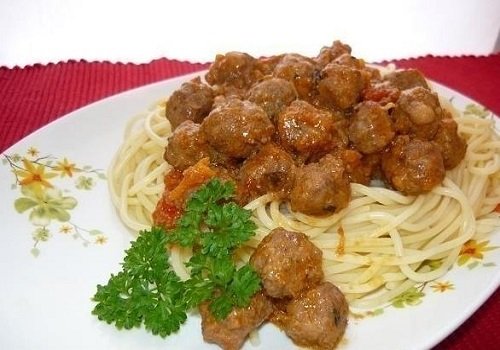 Спагетті в італійському стилі з мясними фрикадельками під томатним соусом покроковий рецепт