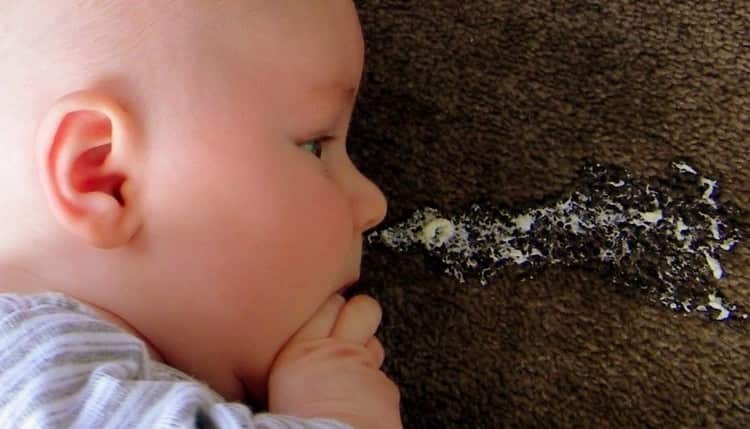 Зригування у новонароджених після годування: причини