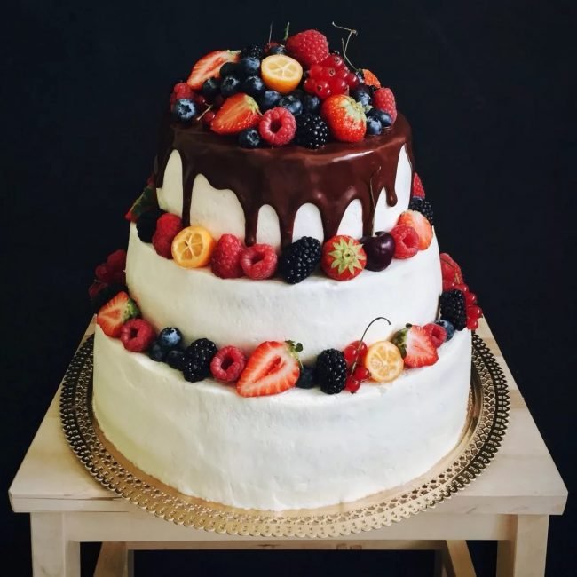 Стильні тенденції весільних тортів: без мастики, з квітами, двоярусні, білі + 150 ФОТО