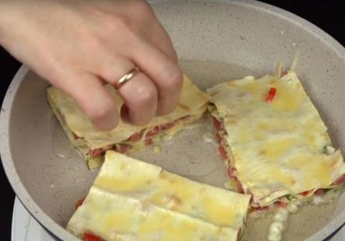Закуска з лаваша з ковбасою і сиром на сковороді рецепт з фото