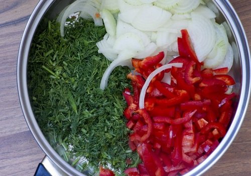 Закусочні помідори з часником і зеленню швидкого приготування за добу домашній рецепт з фото