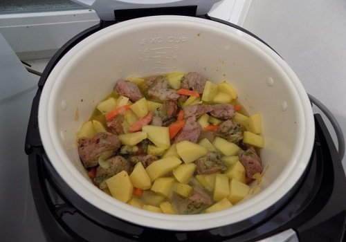 Печеня з мясом і картоплею в мультиварці рецепт з фото покроково