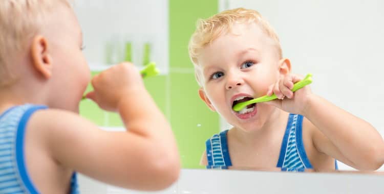 Як правильно чистити зуби дітям, навчити їх самих