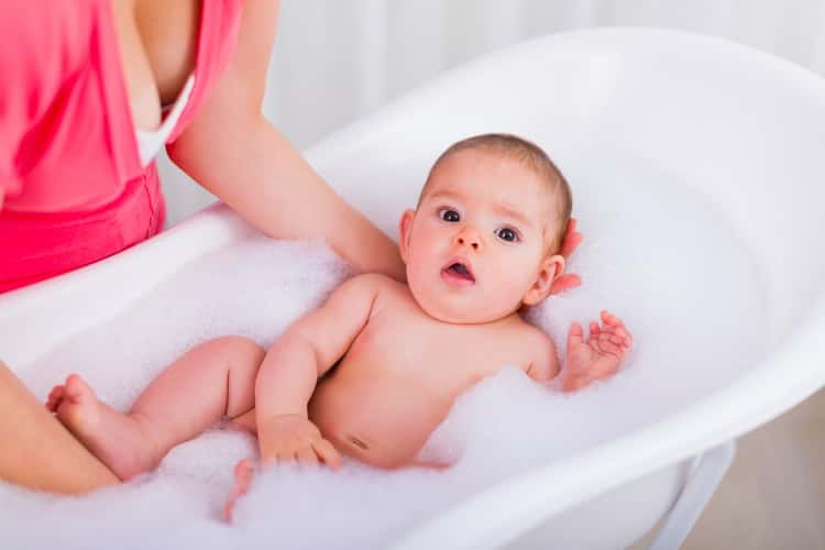 Яку ванночку для купання новонароджених вибрати