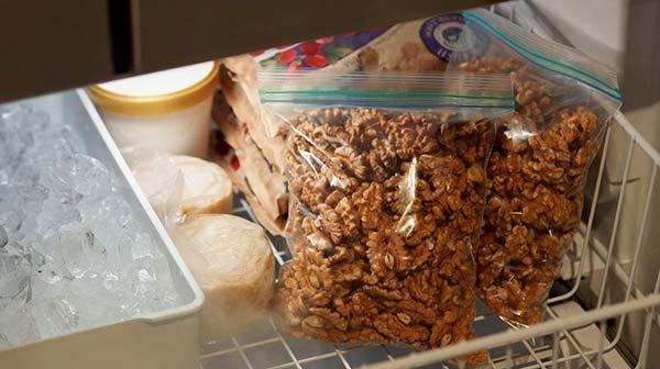Коли збирати, як сушити і зберігати волоські горіхи в домашніх умовах: очищені і в шкаралупі