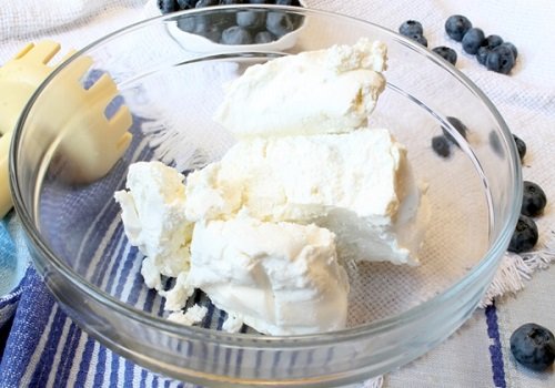 Рецепт сирного пирога з лохиною без випічки з фото покроково
