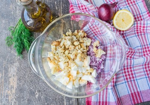 Салат з цвітної капусти з селерою і яйцями покроковий домашній рецепт з фото